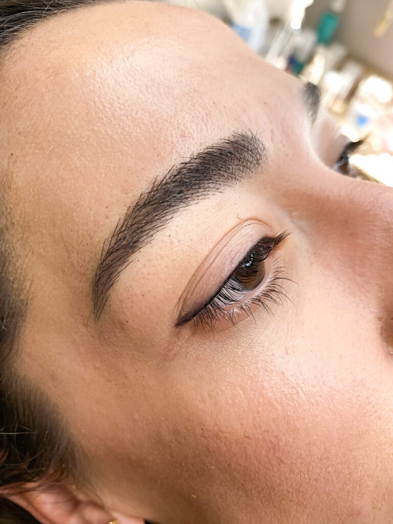 Nano fio a fio e delineador de olhos